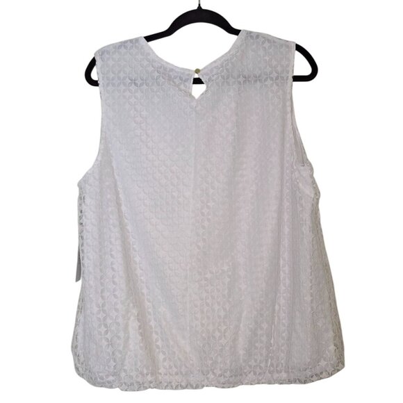Sleeveless White Textured Blouse With Keyhole Back & Metal Accent By Liz Claibor - Picture 3 of 3